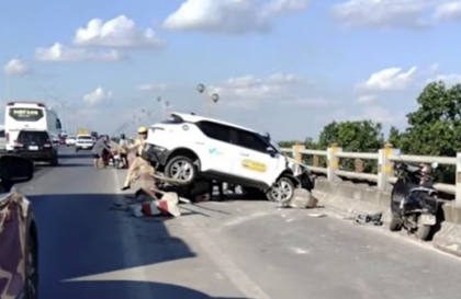 Clip TNGT: Không thể hiểu nổi ông taxi này làm sao lao được vào làn xe máy trên cầu Thanh Trì